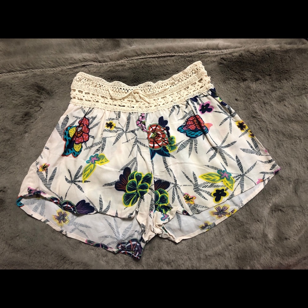 Cream floral boho shorts, size medium